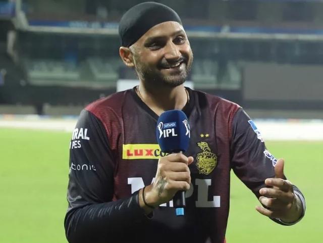 Harbhajan Singh urges Shoaib to give up
