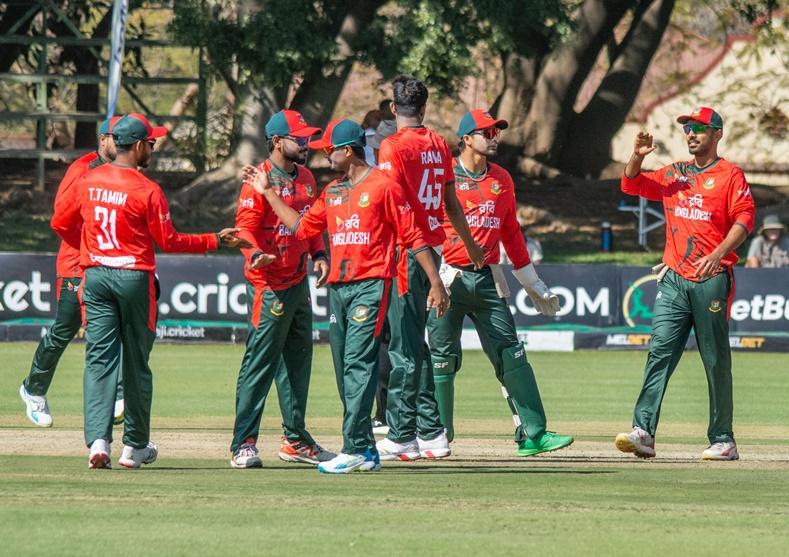 Bangladesh bowlers tried to restrict Zimbabwe in a lower total ©ZC