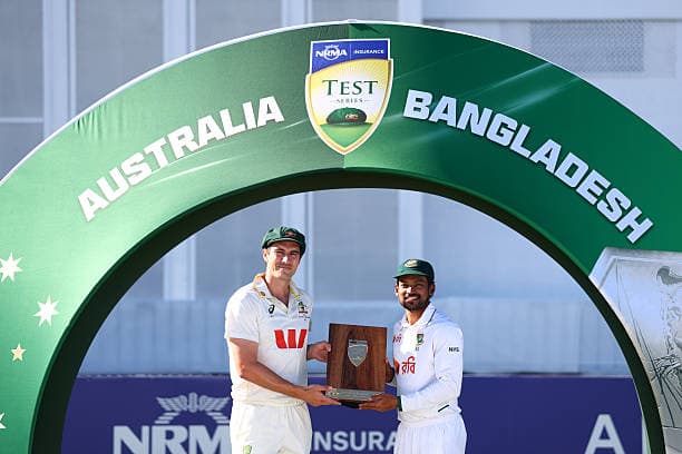 Both captains with the trophy ©Getty