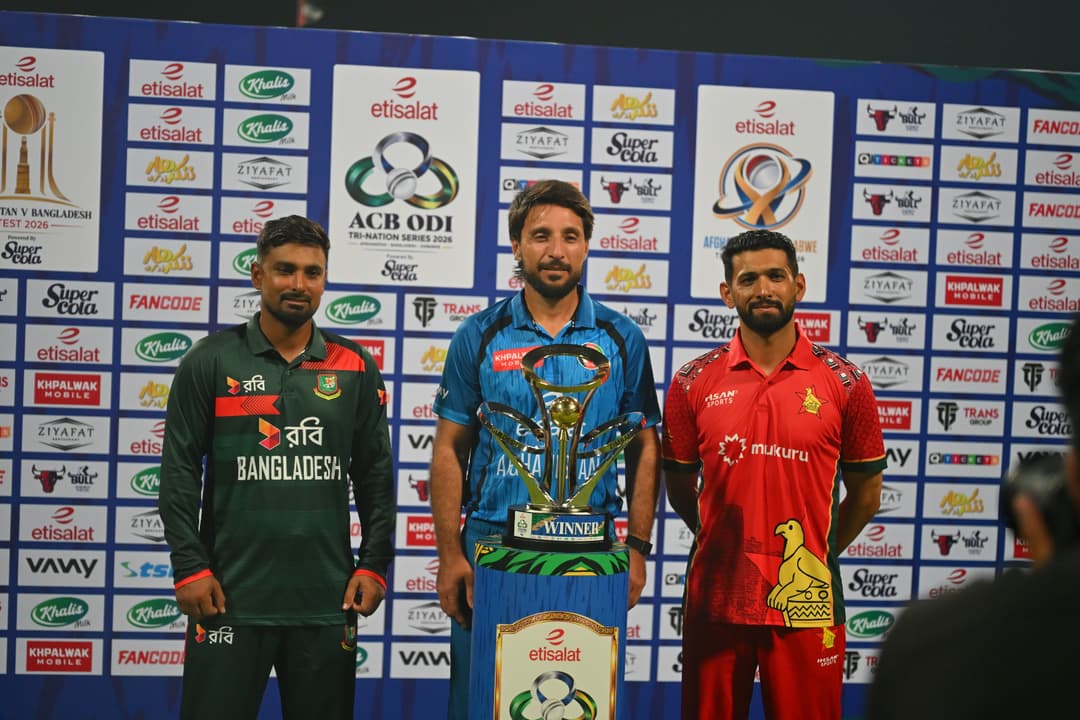 3 captains posing with the trophy ©ACB