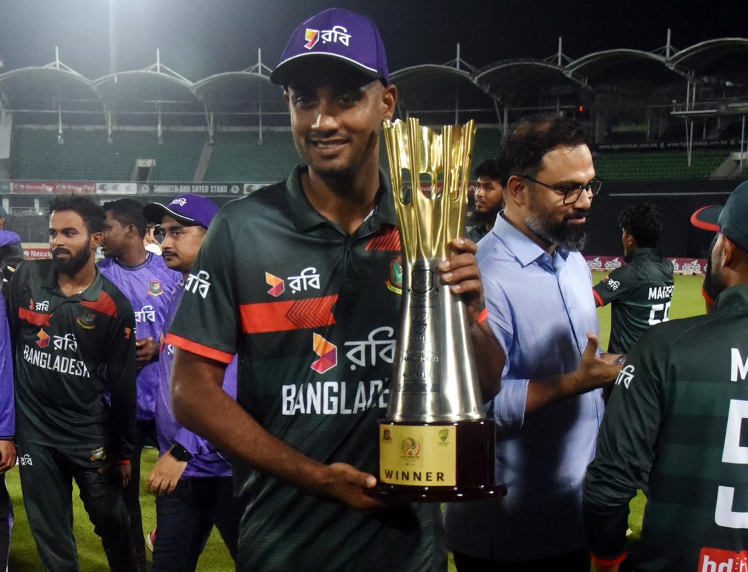 Shoriful with the trophy ©BDCricTime