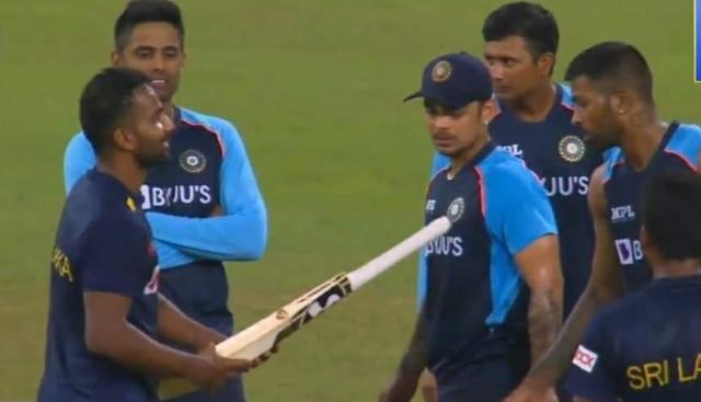 Karunaratne cherishes on receiving a bat from his idol Hardik