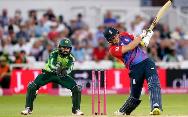 Video: Livingstone hits a monstrous six out of the ground