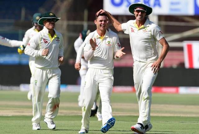 Australia sense win as Pakistan collapse