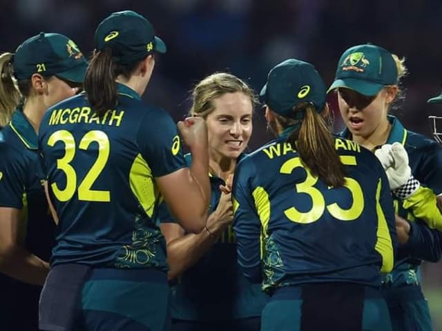 Australia through the semi-final after beating India in a close contest 