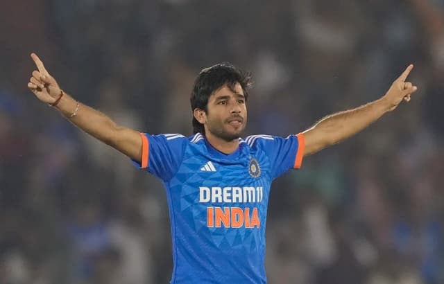 Bishnoi is different from any other leg spinner: Muralitharan