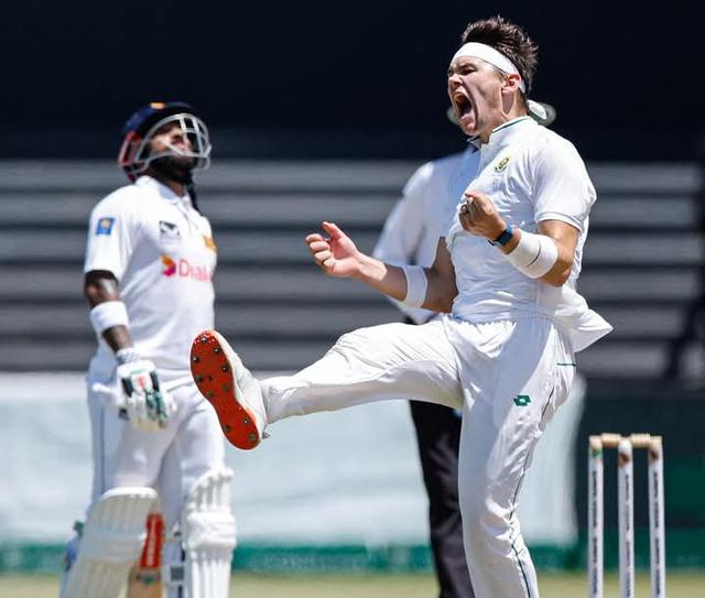  Dominant South Africa crash Sri Lanka by 233 runs to go 1-0 ahead in the series 