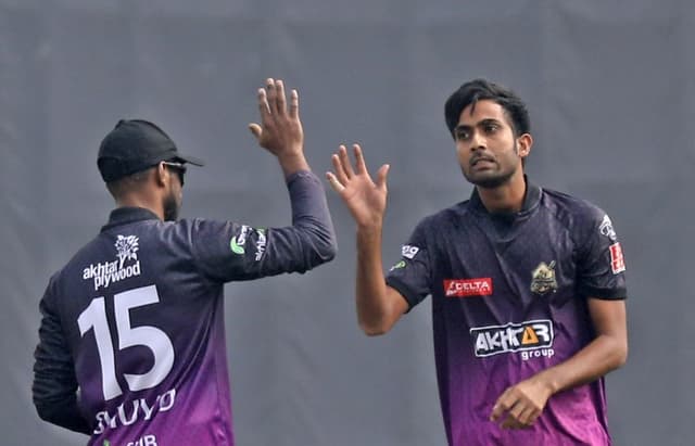 Bowlers star in Chattogram's easy 6-wicket win against Dhaka