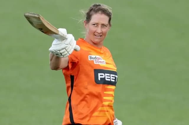 Sophie Devine commits to Perth Scorchers for two more seasons in WBBL