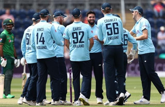 Second-string England side dismantle Pakistan