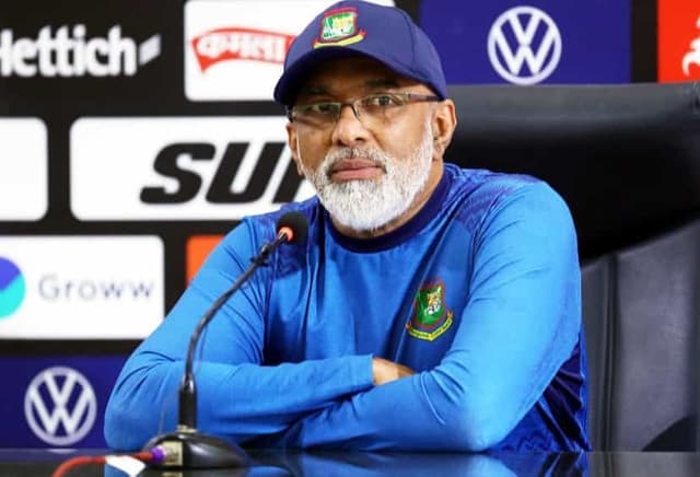 Hathurusinghe and Mushtaq arrive in Bangladesh to take charge