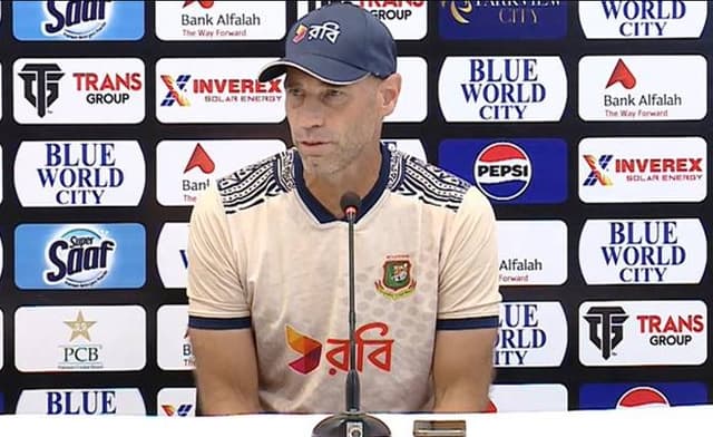 David Hemp analyzes unfamiliar grass wicket in Rawalpindi Test