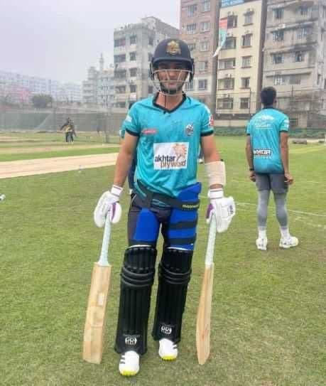 Afif Hossain gifts his bat to Pakistan young cricketer Khawaja Nafay