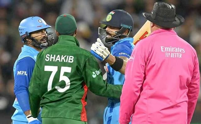 Waqar thinks Kohli put pressure on umpire to call no-ball 