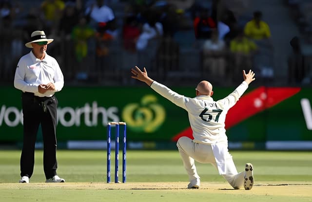 Play delayed at MCG as third umpire gets stuck in lift 