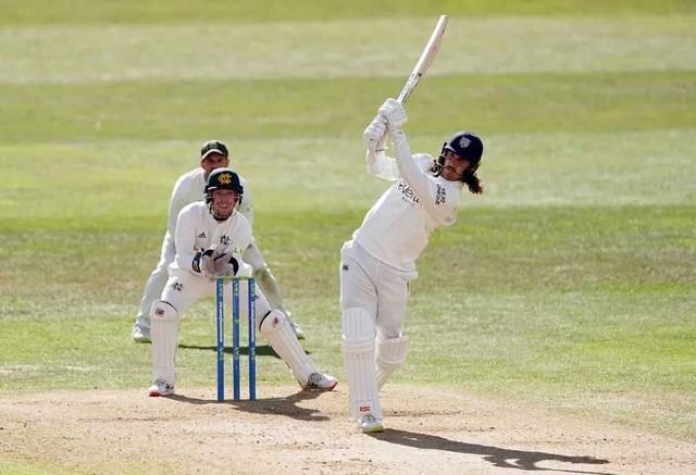 Durham handed 10 points penalty for Nic Maddinson's oversized bat