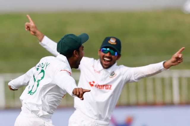 Bangladesh take four before bad light calls stumps