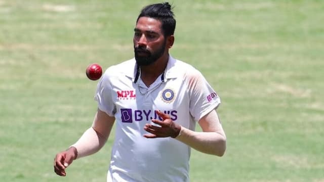 Courtney Walsh reacts to Mohammed Siraj's career-best bowling figures in Tests