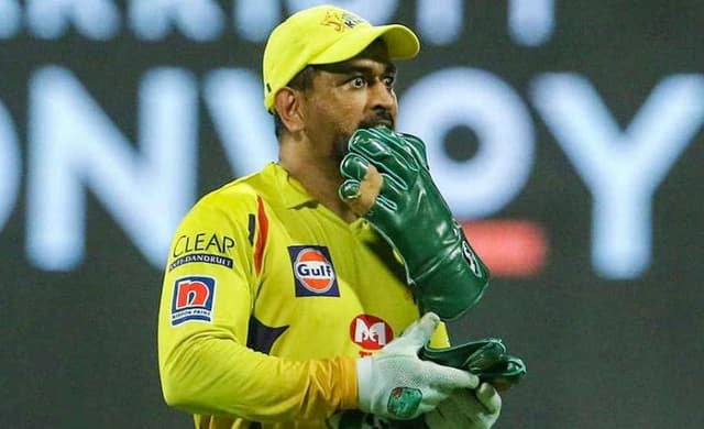 Watch: MS Dhoni makes a rare mistake as he drops Andre Russell's catch