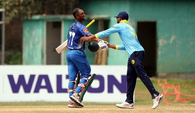Naeem's hundred, Mashrafe's 3-fer down Abahani