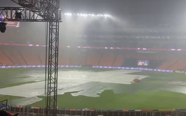 IPL fans complain about a roof leak at the Narendra Modi Stadium, video goes viral