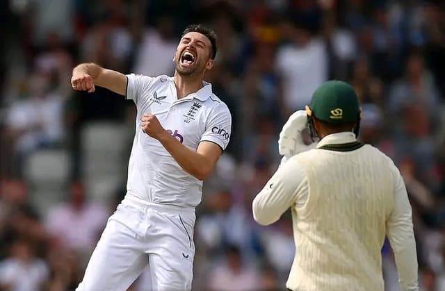 England on top after Wood's early strikes 