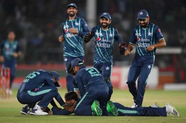 Pakistan edged out in thriller 