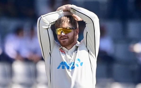 Bangladesh complain about Glenn Phillips using saliva on the ball 
