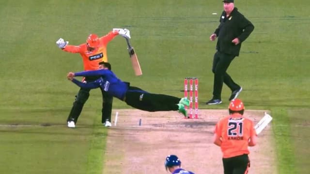 Shadab Khan grab a stunning catch on his own bowling in BBL 12