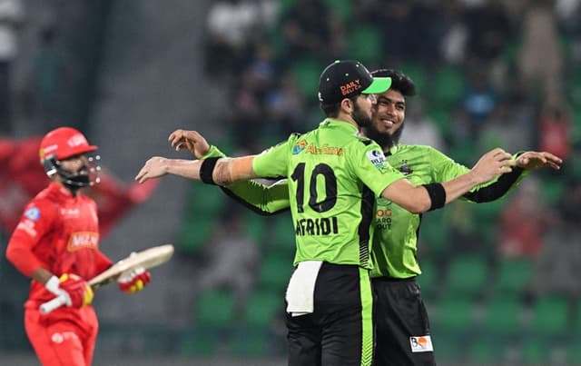 Shaheen Shah Afridi gifts Dubai ticket to Rishad Hossain in touching PSL gesture