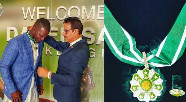 Darren Sammy receives his Sitara-e-Pakistan award for the services of pakistan