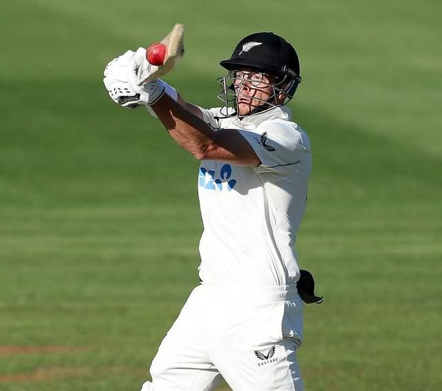 Mitchell Santner's quick-fire fifty takes New Zealand to 315 in Hamilton 
