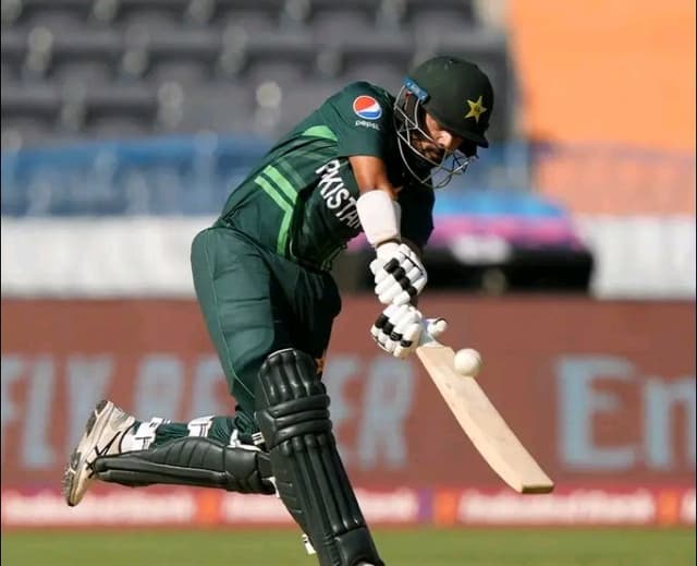 Bas De Leede's electrifying 4 fer restricts Pakistan for 286 