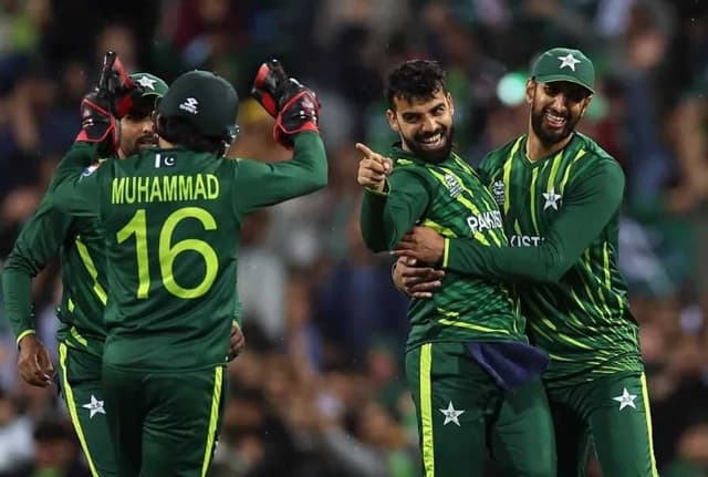 Shadab helps Pakistan to keep Pakistan's semi-final hopes alive