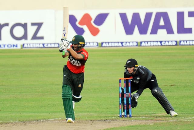 Live: Bangladesh elect to bat as Sears debuts for NZ