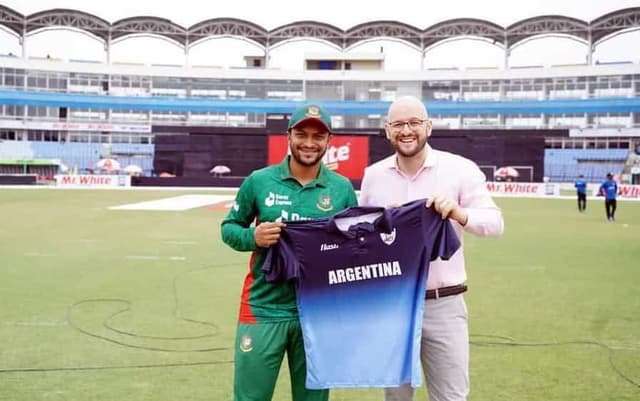 Shakib receives jersey from Argentina men's, women's cricket captain