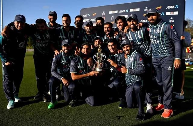 Nawaz, Iftikhar's quick fire innings helps Pakistan to win tri-series final