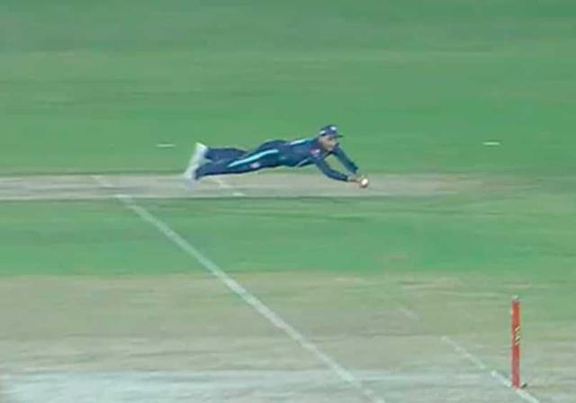 Usman Qadir pulls off a stunner catch of Alex Hales in 4th T20I