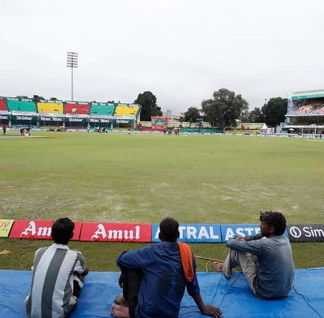 No rain, yet wet outfield in Kanpur enforces stumps 