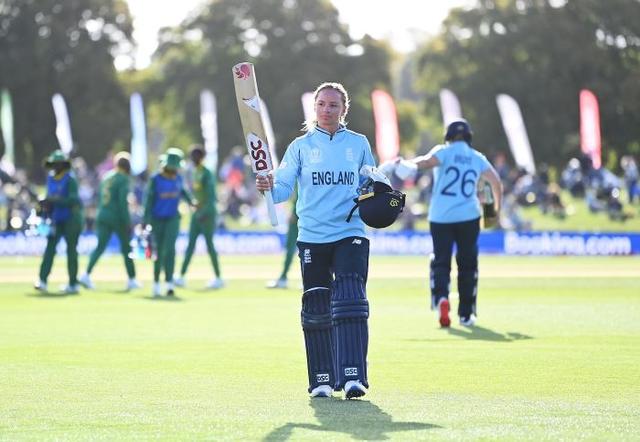 Wyatt, Ecclestone put defending champions England in final