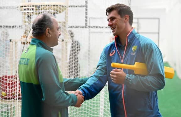 Pakistan cricket team presents Christmas gifts to Australian players