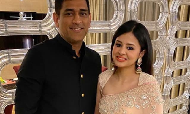 MS Dhoni loses cricket argument to his wife Sakshi in hilarious stumping debate