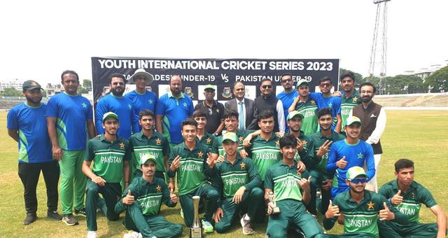 Pakistan High Commissioner enjoys Bangladesh vs Pakistan Under19 game