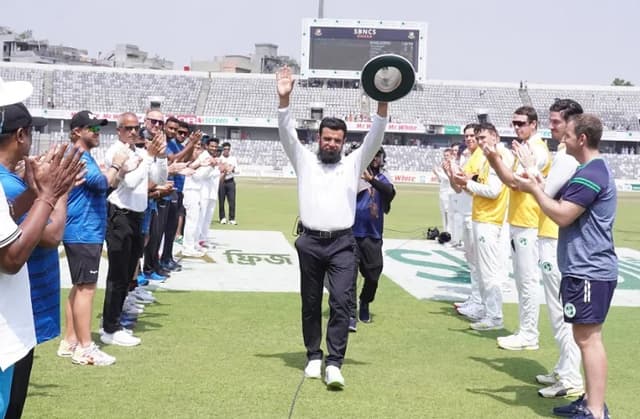 Aleem Dar receives the guard of honour after final Test as umpiring career