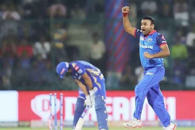 Amit Mishra becomes third highest wicket taker in IPL history